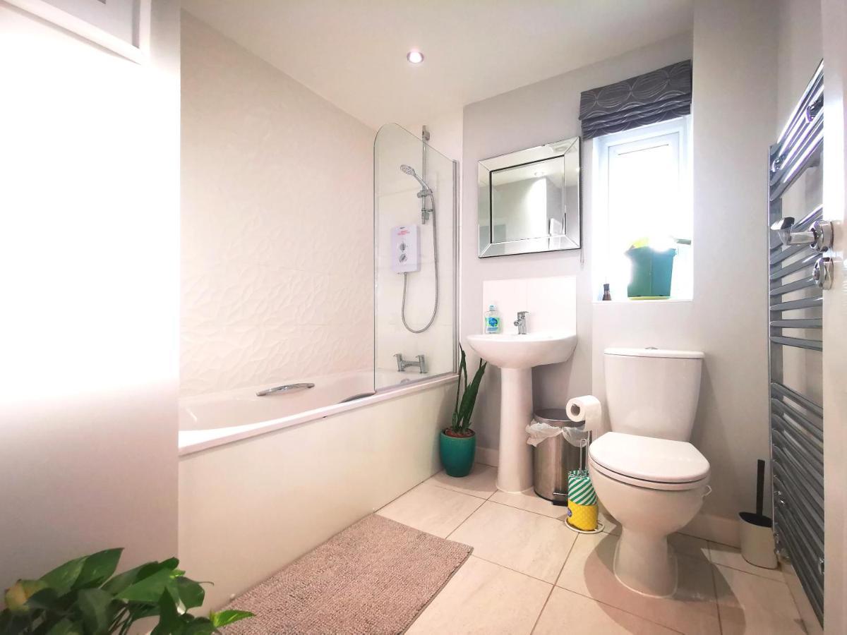 The Lawnswood - Central Manchester Holiday Home With Free Parking Экстерьер фото